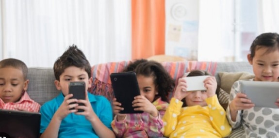 Над 50 от децата влизат в социални мрежи поне пет